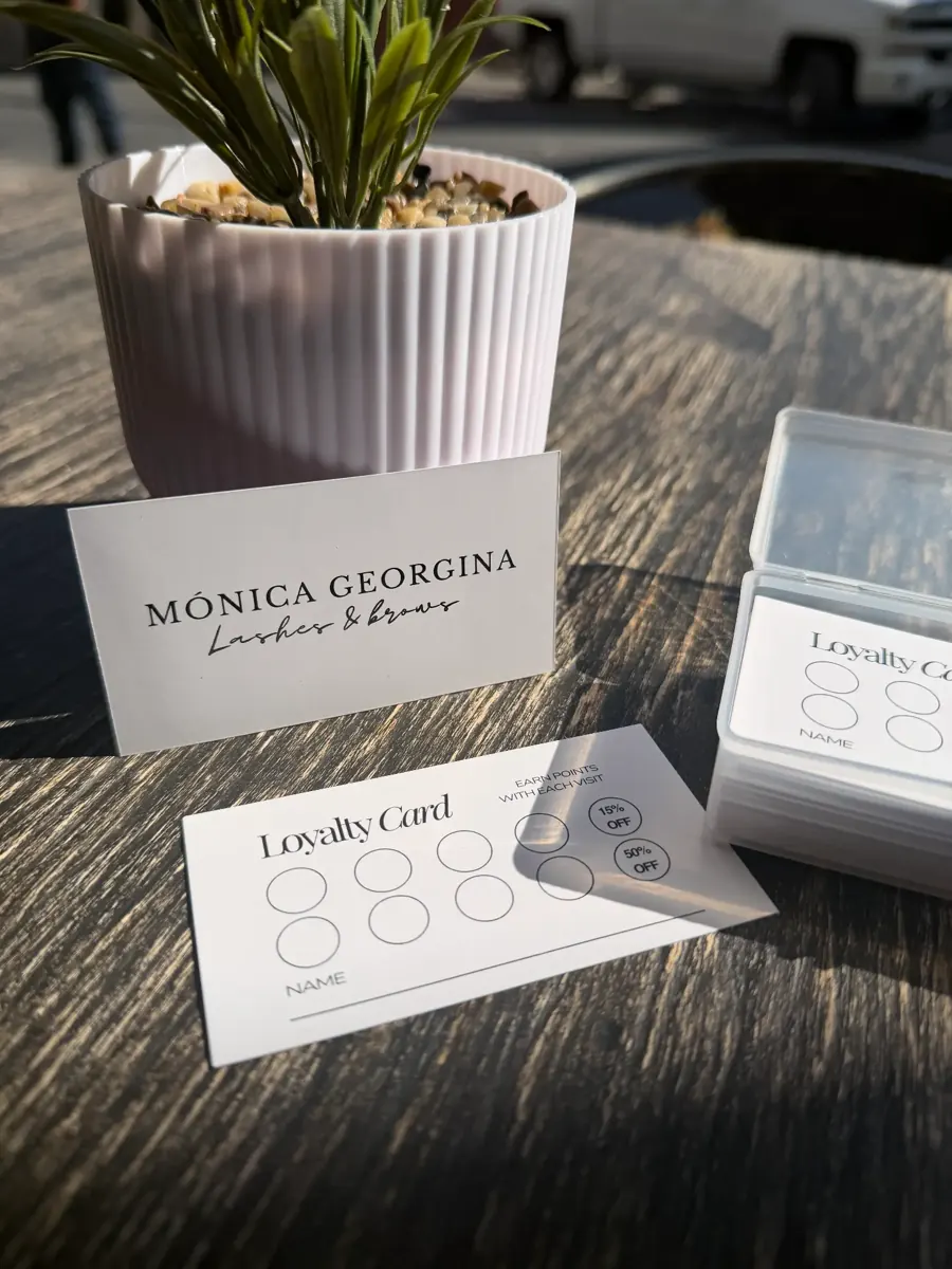 Tarjetas de presentación y loyalty cards para estudio de lashes y brows