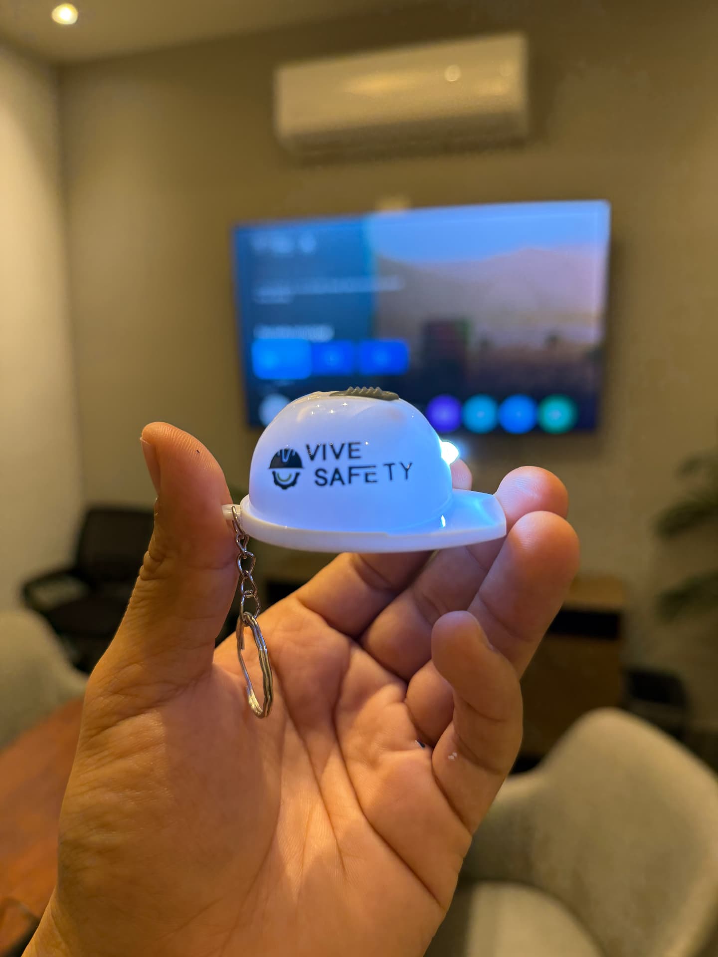 Llavero promocional tipo casco personalizado con logotipo