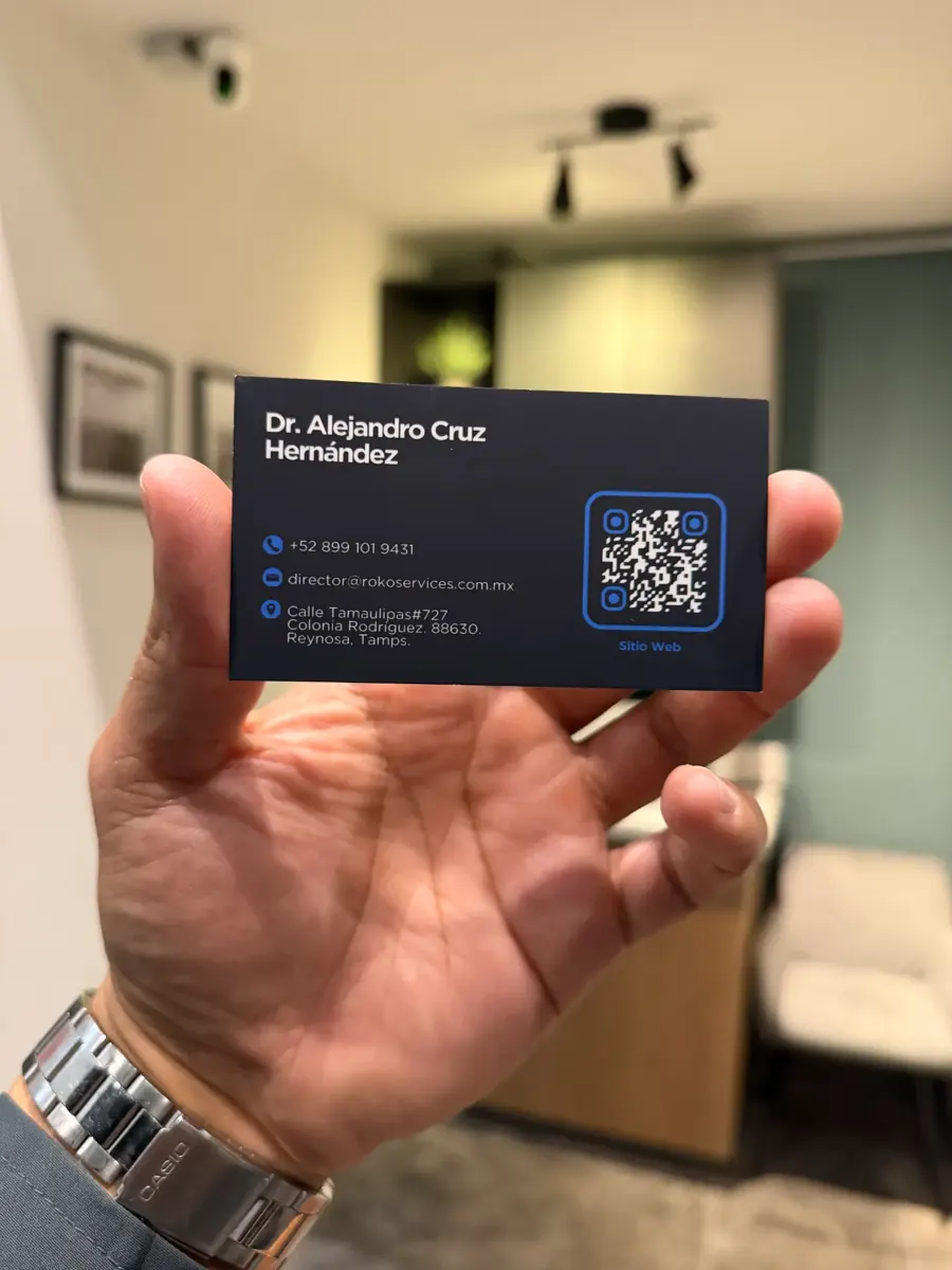 Tarjeta de presentación azul marino con QR azul para consultorio médico