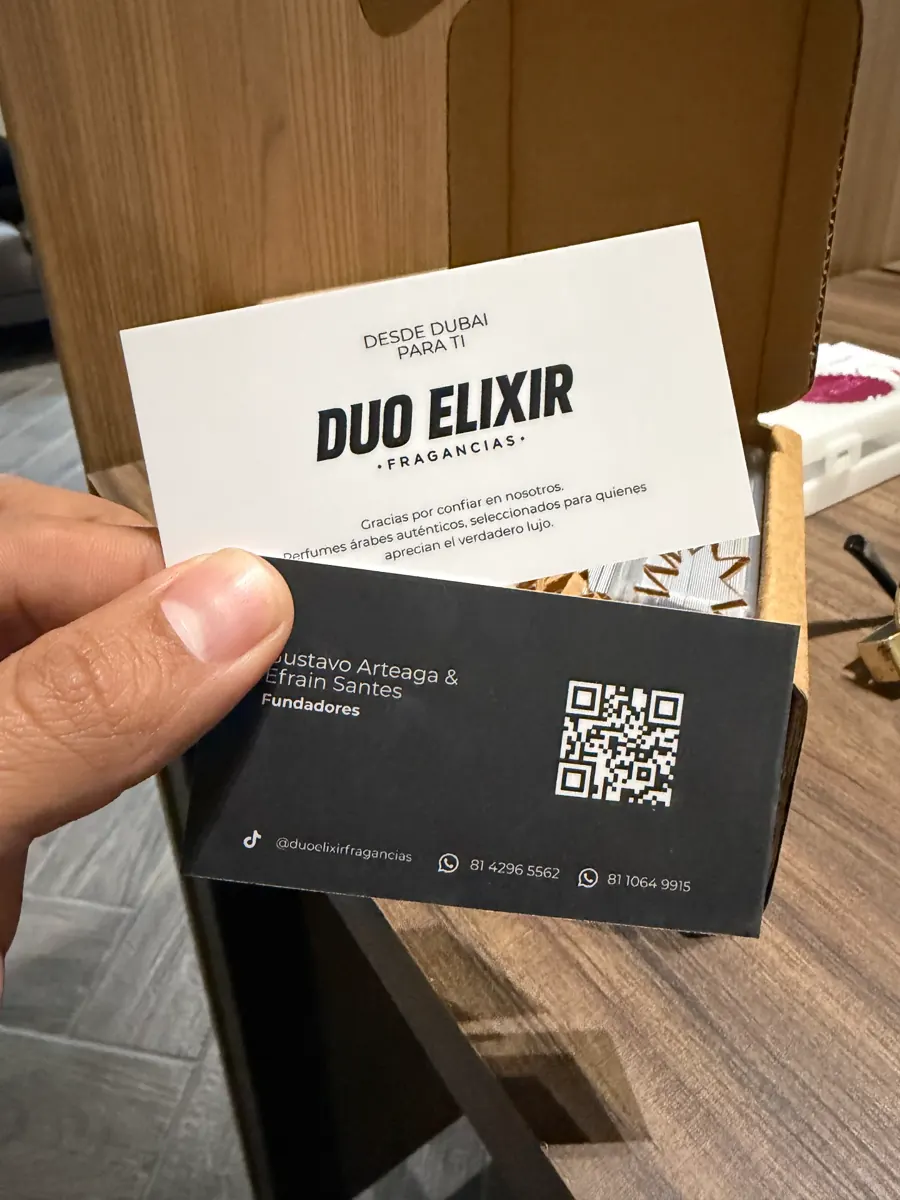 Tarjetas de presentación blanco y negro con QR para marca de fragancias