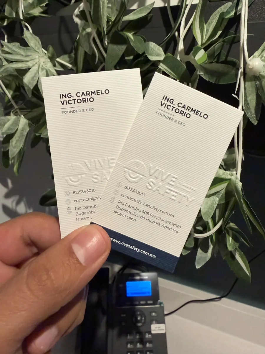 Tarjetas verticales con relieve seco y logotipo en papel texturizado