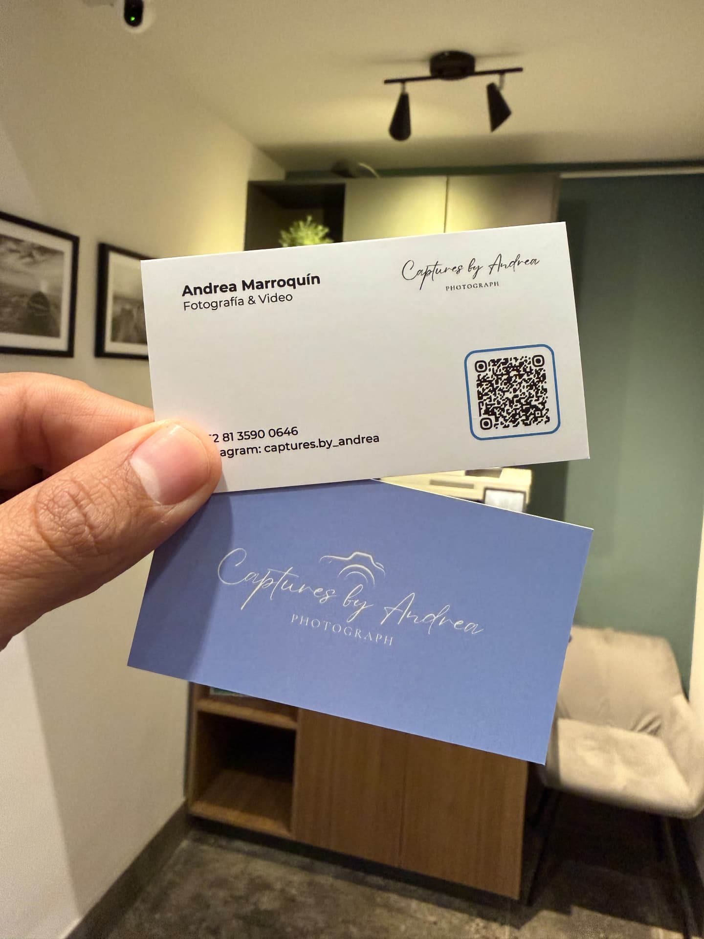 Tarjetas para fotógrafa con acabado mate y tinta blanca