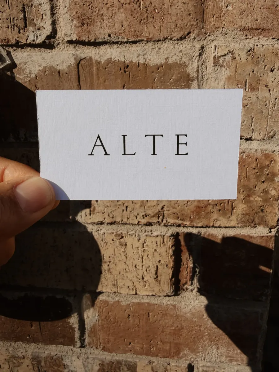 Tarjeta de presentación minimalista en papel algodón texturizado