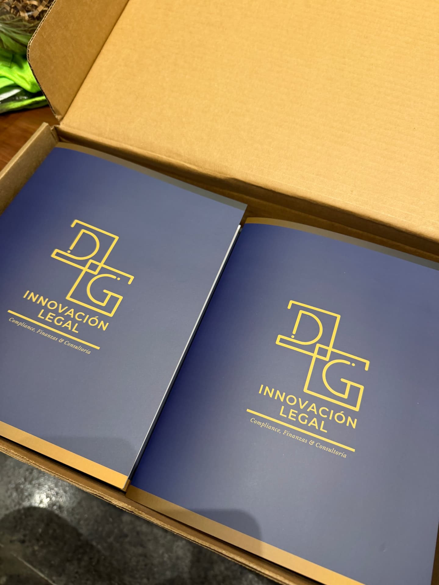 Carpetas y folders corporativos azul marino con detalles dorados