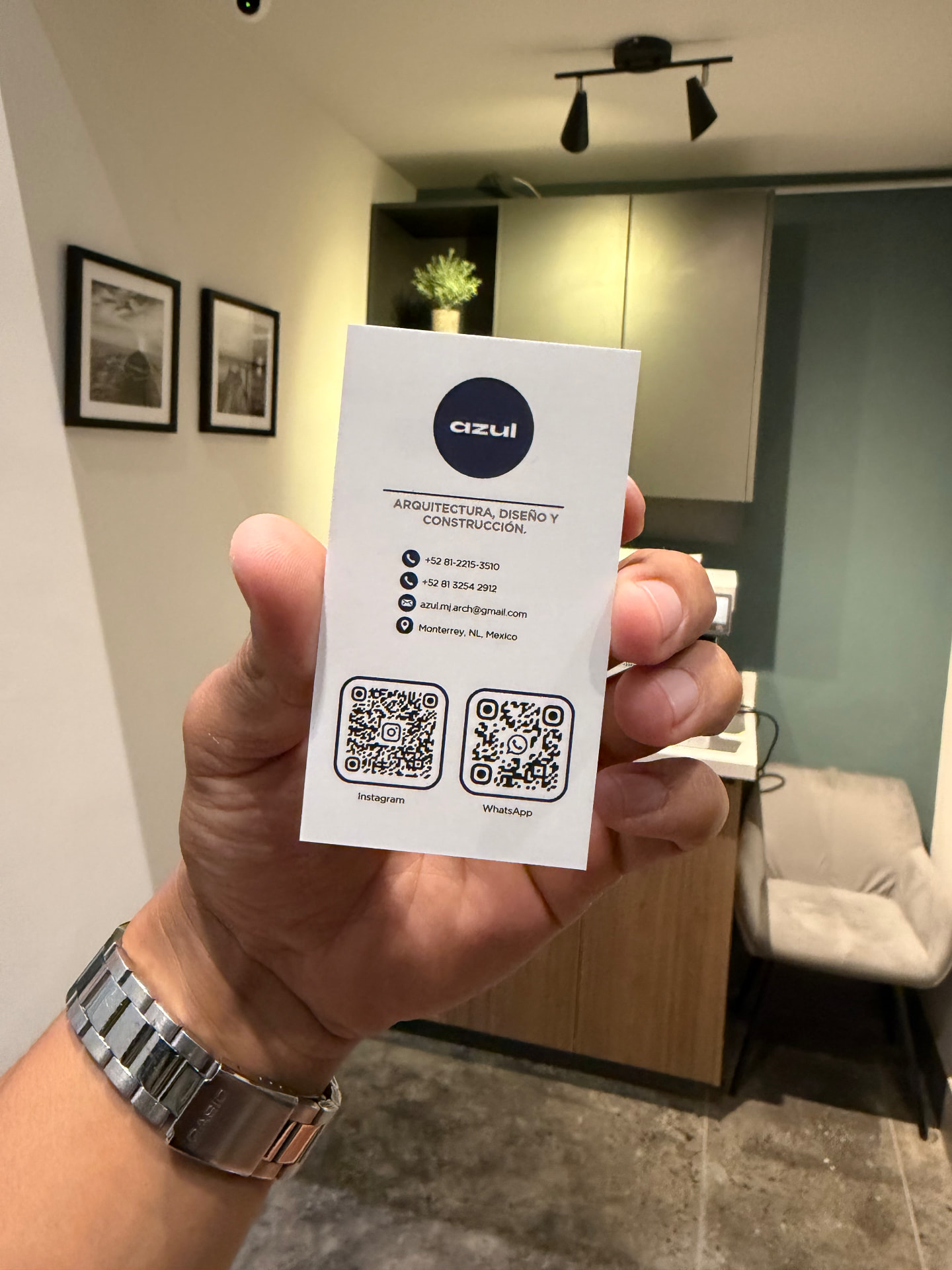 Tarjeta vertical para despacho de arquitectura con códigos QR