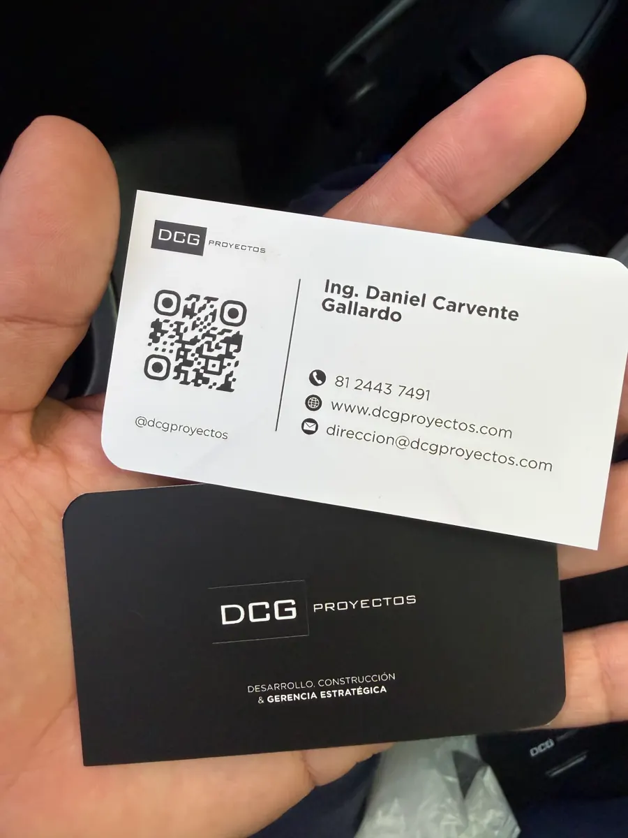Tarjetas de presentación negras con laminado soft touch para constructora