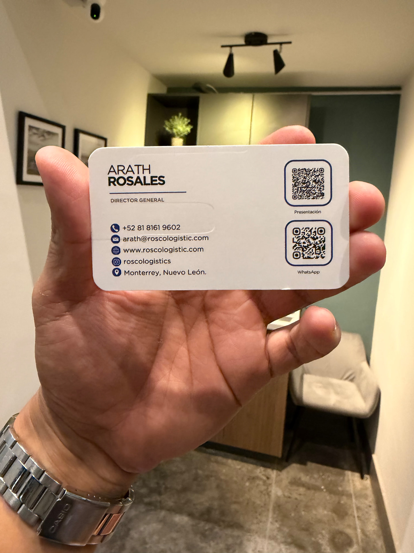 Tarjeta blanca con doble QR para empresa de logística
