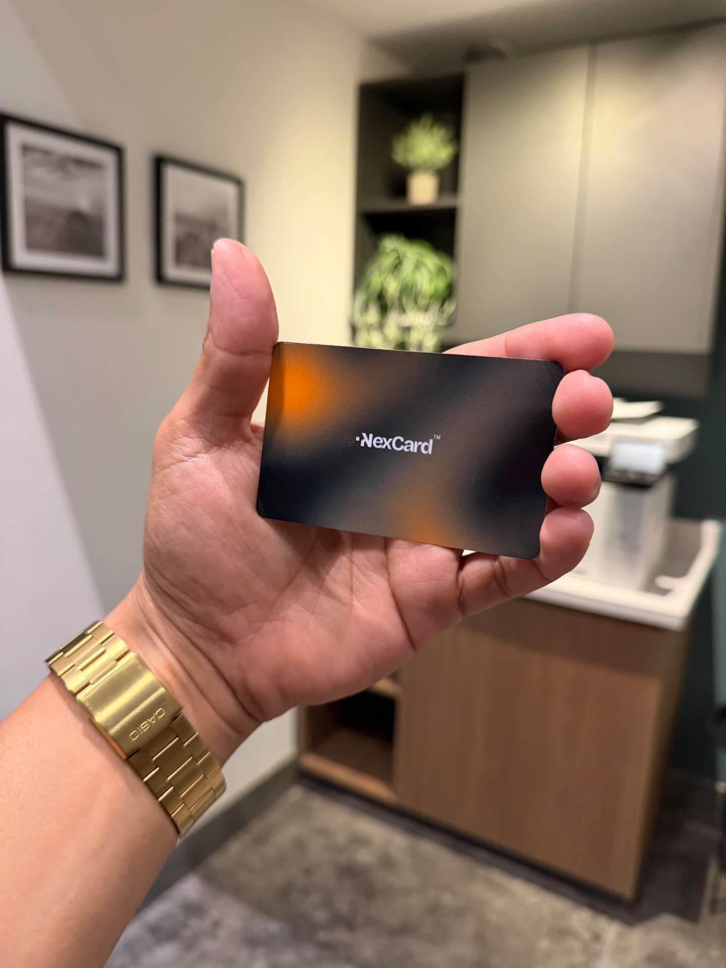 Tarjeta premium con acabado soft touch y degradado