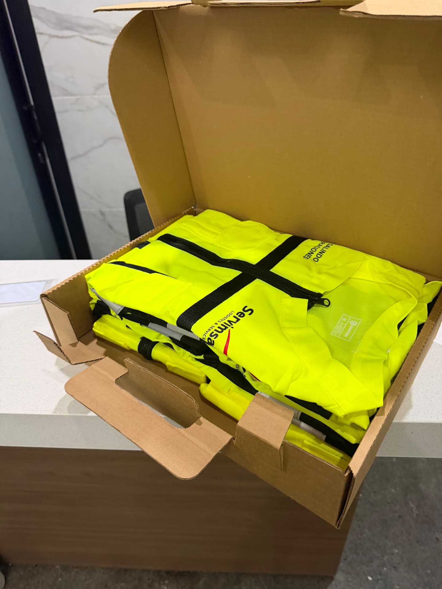 Chalecos de seguridad personalizados con logotipo y nombre bordado