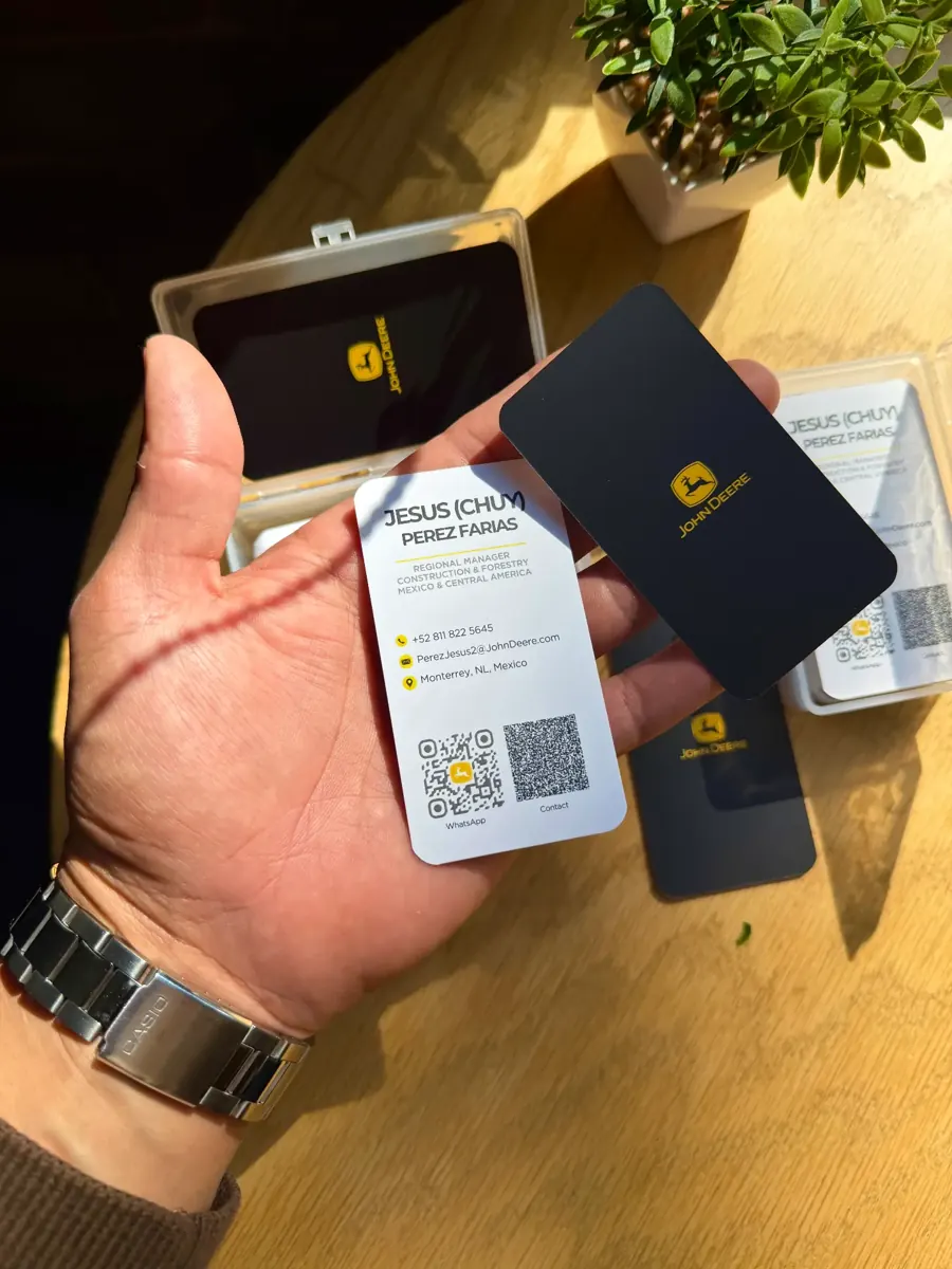 Tarjetas de presentación negras con laminado mate y doble QR para gerente corporativo