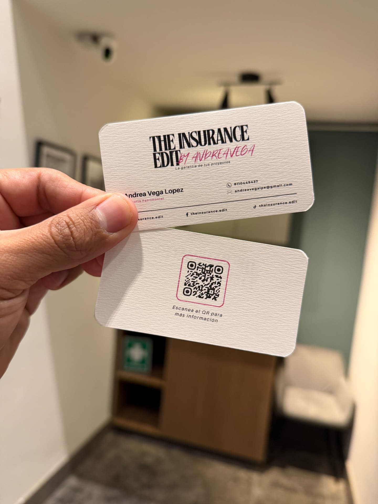 Tarjetas de presentación en papel texturizado con tinta rosa