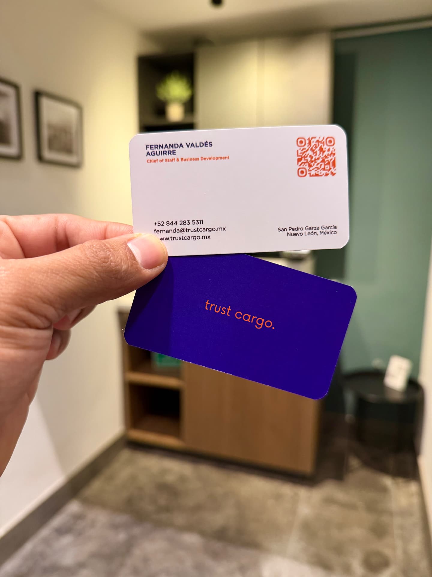 Tarjetas de presentación en color violeta y naranja para empresa de logística