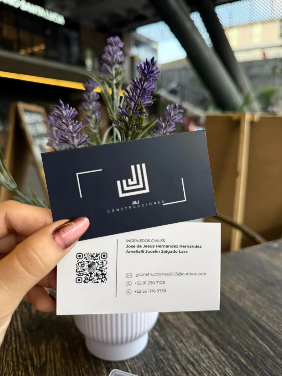 Tarjeta de presentación azul marino con logotipo en tinta blanca y QR para constructora