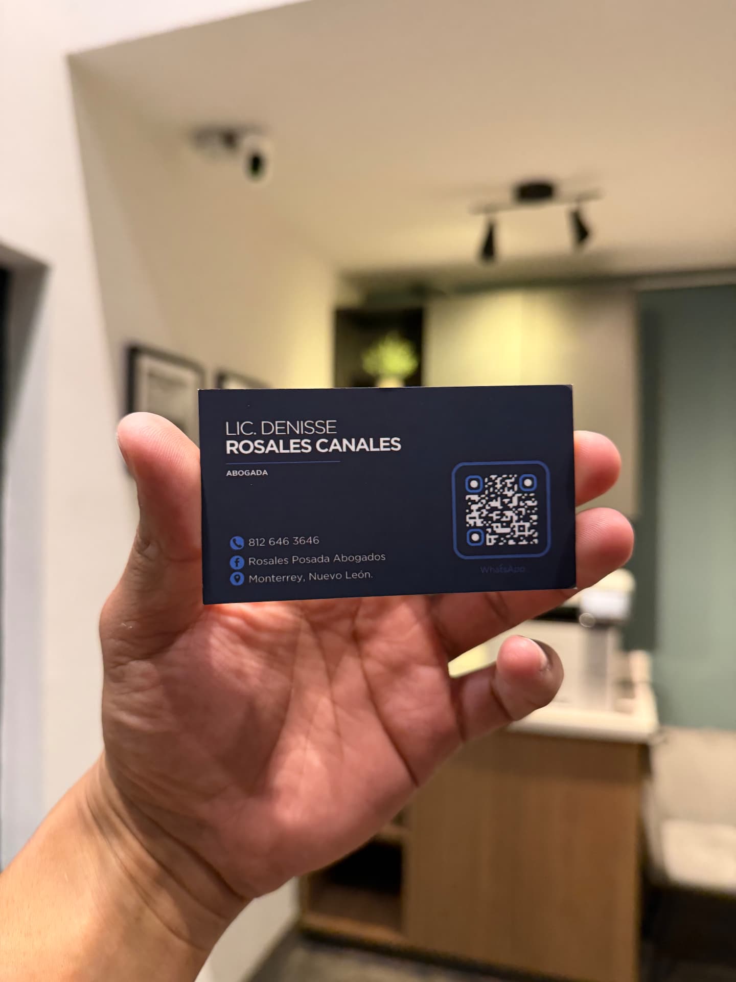 Tarjeta azul marino con QR para despacho de abogados en Monterrey